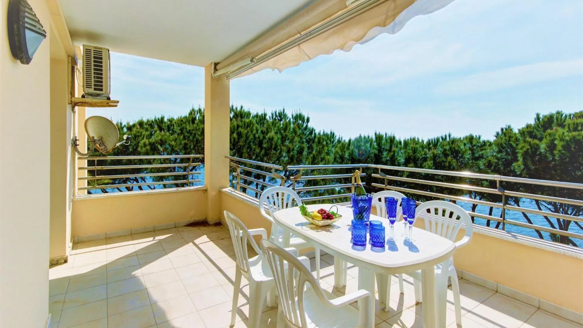 Pretty Apartment With Balcony Roses 0*,  Spagna